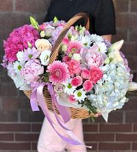 Цветочная композиция из Розы, Хризантемы, Пионы и Лизиантусы в корзине в Дор