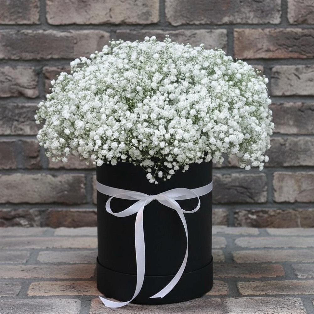 Цветочная композиция из Гипсофила в шляпной коробке в Дор