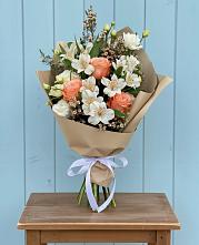 Букет цветов из:  Альстромерии, Лизиантусы, Розы и Хризантемы в Дор