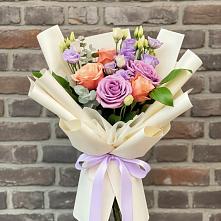 Букет цветов из:  Лизиантусы и Розы в Дор