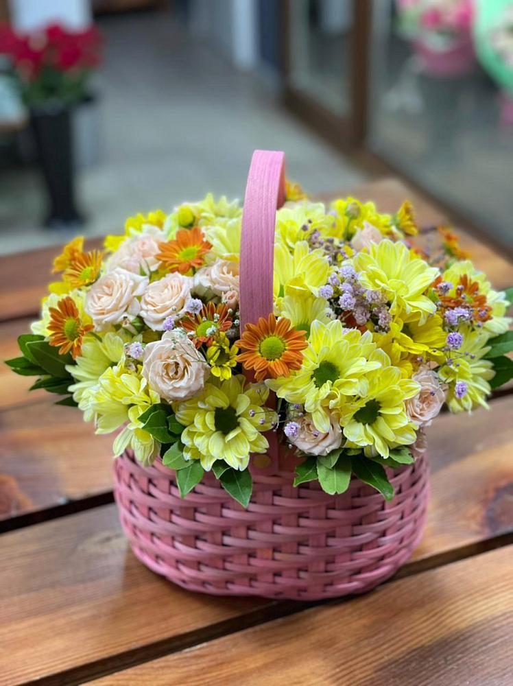 Цветочная композиция из Хризантемы и Розы в корзине в Дор
