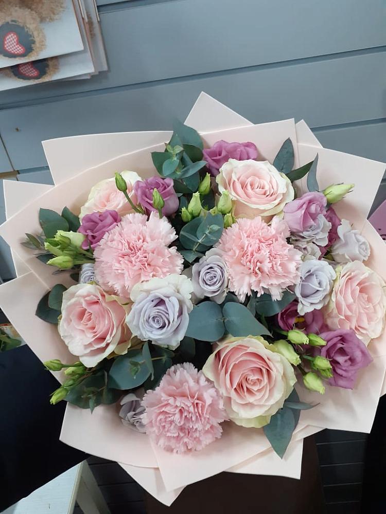 Букет цветов из: Розы, Гвоздики и Лизиантусы в Дор